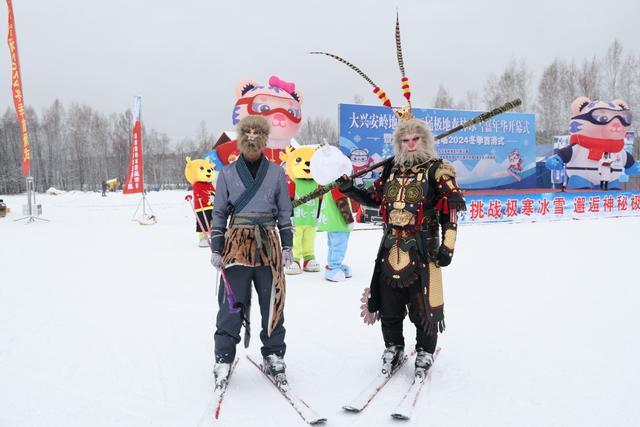 中国最北滑雪场首滑 大批游客感受冰雪魅力