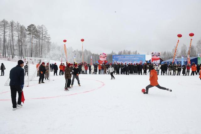 中国最北滑雪场首滑 大批游客感受冰雪魅力