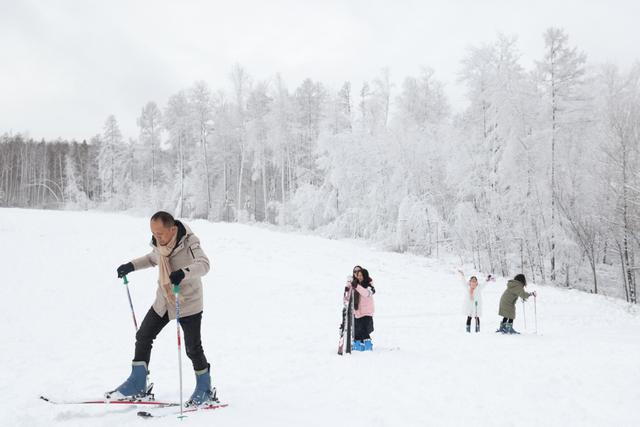 中国最北滑雪场首滑 大批游客感受冰雪魅力