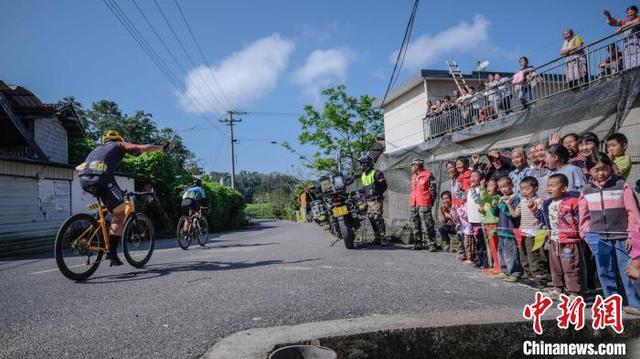 2024七彩云南格兰芬多自行车节开赛 25个国家和地区参赛者参与