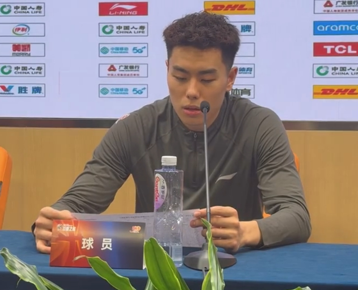 溃败北京！邓肯不满防守，李添荣不满战术，队内紧急开会考虑大改