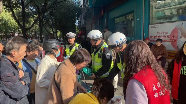 汉中汉台交警大队：文明交通进社区 安全出行共携手