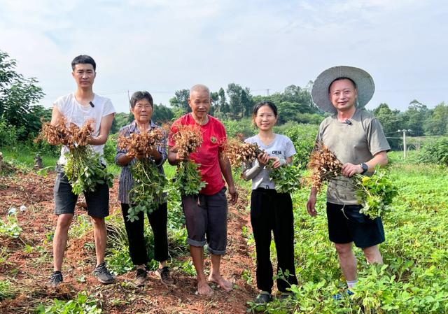 小屏幕大市场 直播助农显“担当”｜看见正能量