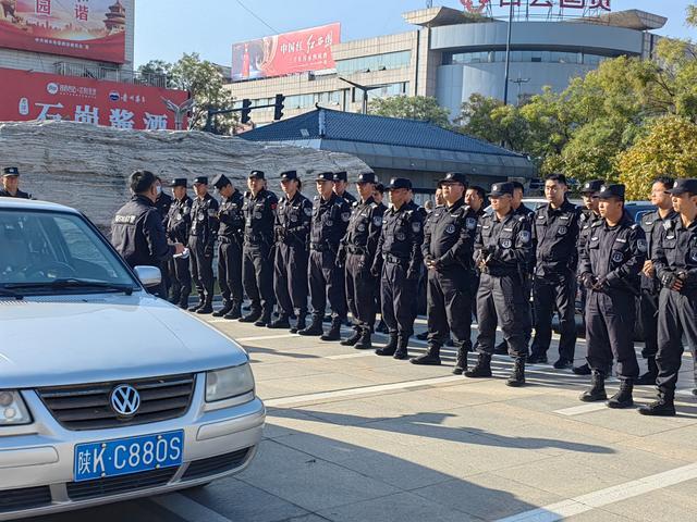 神木公安巡特警大队组织开展车辆拦截查控训练