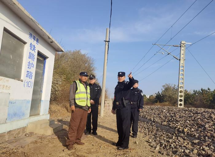 北京铁警提示，进山赏秋景切勿穿行铁路