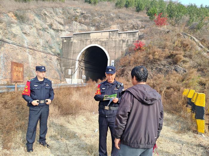 北京铁警提示，进山赏秋景切勿穿行铁路