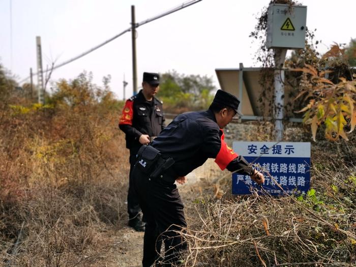 北京铁警提示，进山赏秋景切勿穿行铁路