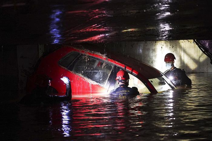 【现场】西班牙“最致命”洪灾超200人死亡：暴洪是洪水警报的一大挑战