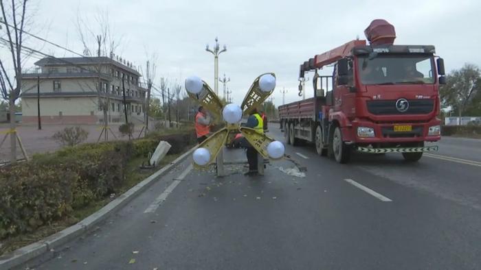 新疆双河市：更换路灯暖民心 照亮群众“幸福路”