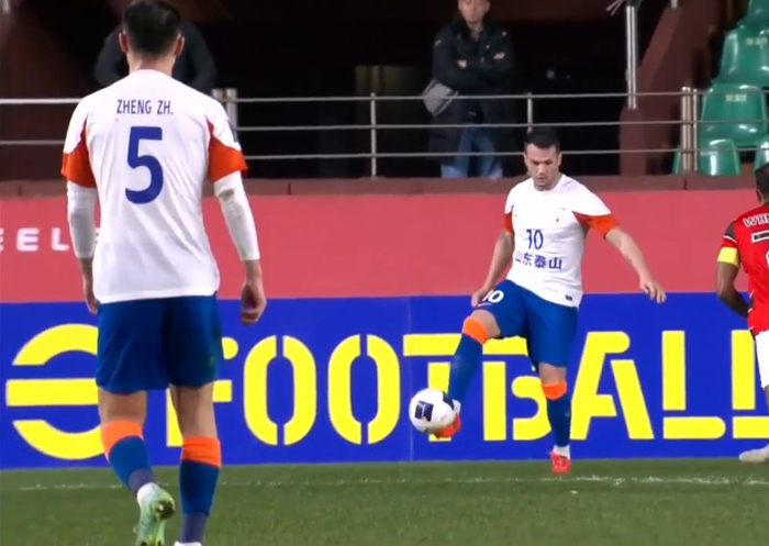 2-4告负！克雷桑受伤影响太大，泰山队下半场2次换人混乱成转折