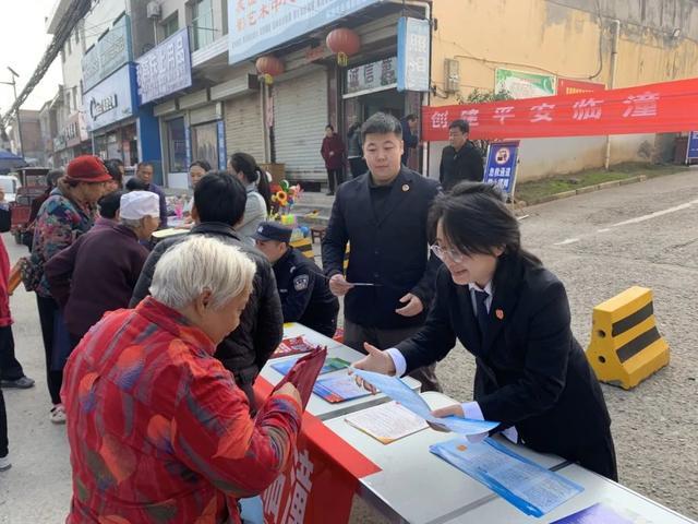 播撒“法治种子” 绘就“平安画卷”——西安临潼法院前往马额街办、华清宫广场开展普法宣传活动