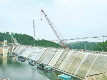 水利工程建设拉满弓