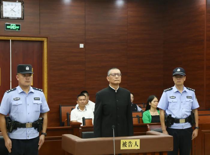 受贿超五千万、未获批复建轻轨,柳州市委原书记郑俊康获刑十六年半