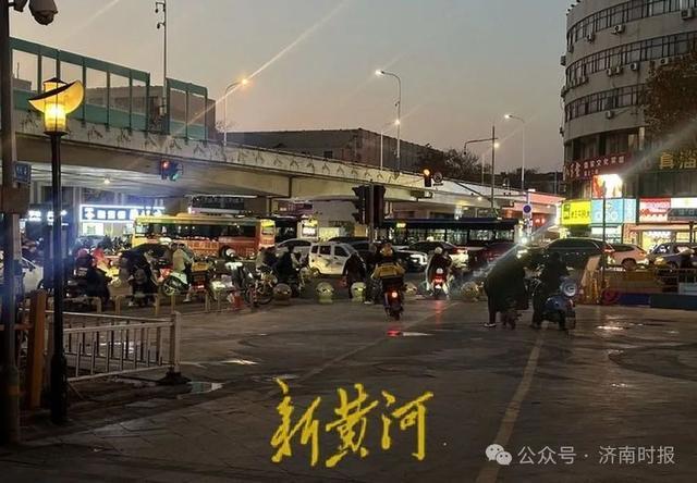 济南一小区广场变夜市，“网红”摊主与业主起冲突，多方回应