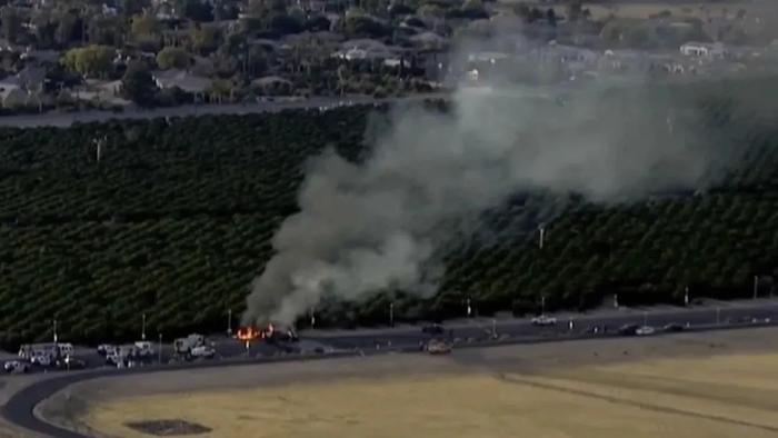 惨烈！飞机撞上汽车，5人当场死亡