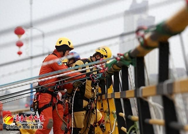 万盛大桥森林消防员高空大练兵 大风中攀上百米大桥