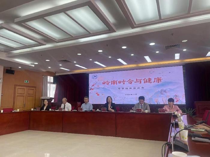 广东省卫健委举行岭南时节与健康访谈提到： 正确识别“心梗”和“眼中风”，黄金急救时间很关键