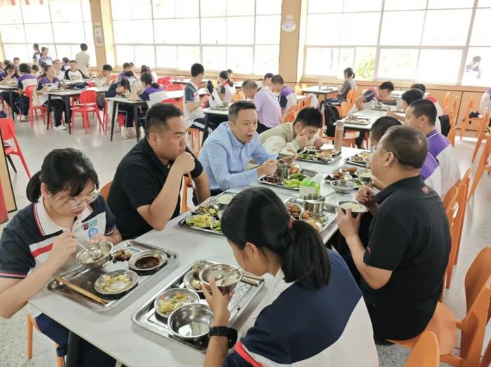 福州:市县两级教育局局长,每月到中小学、幼儿园陪餐不少于一次