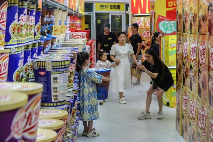 被“副业焦虑”支配的奶茶店，盯上了两块五小零食