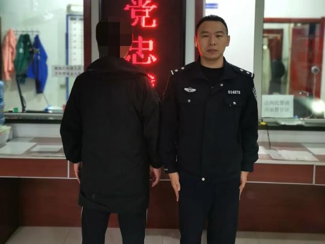 一男子在呼和浩特海亮广场附近尾随女子，当街裸露下体，被群众当场控制并报警！