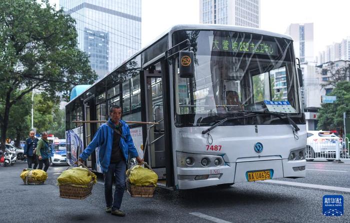 新华网关注贵阳“惠农”公交专线：载满人间烟火和城市温度