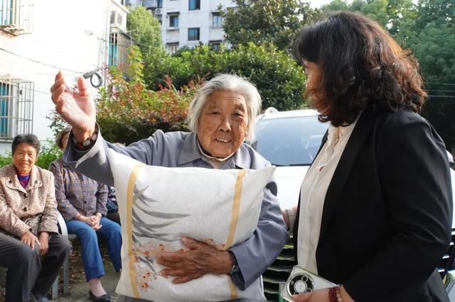 上海长宁中泾生境花园的棉花丰收，居民制作抱枕送予百岁老人