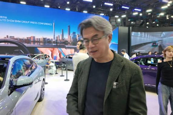 全新BMW 2系四门轿跑车，从里到外看了一遍，这不就是一小8系吗 ？