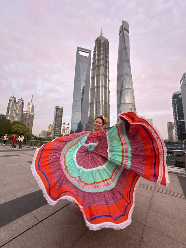 将五彩裙摆在上海甩起，这位墨西哥女孩有点酷