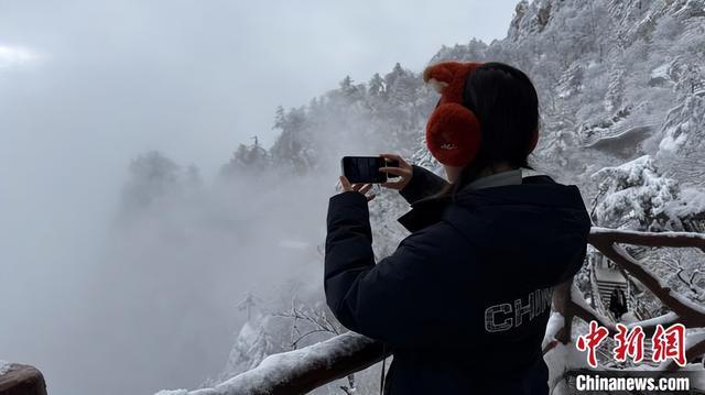 洛阳老君山雪后景色 好似一幅丹青水墨画