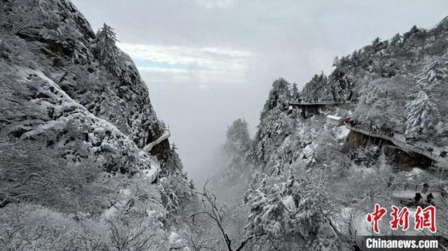 洛阳老君山雪后景色 好似一幅丹青水墨画