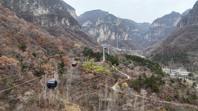 太行山深处修路记：锡崖沟三代人凿出挂壁公路，如今成网红路致富路