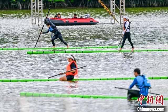 最炫民族风：运动员备战独竹漂