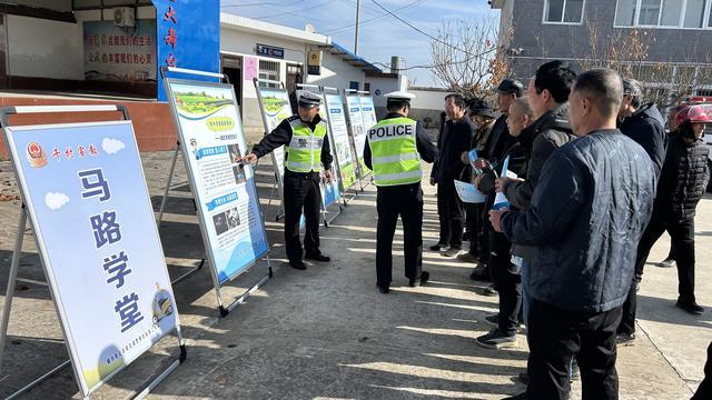 铜川交警开展122“交通安全日”主题宣传点亮乡村交通安全之路