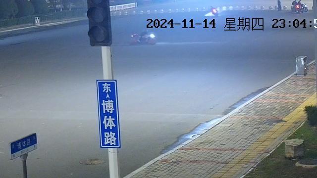 郑州：4辆摩托车深夜炫技 交警录像取证现场处罚