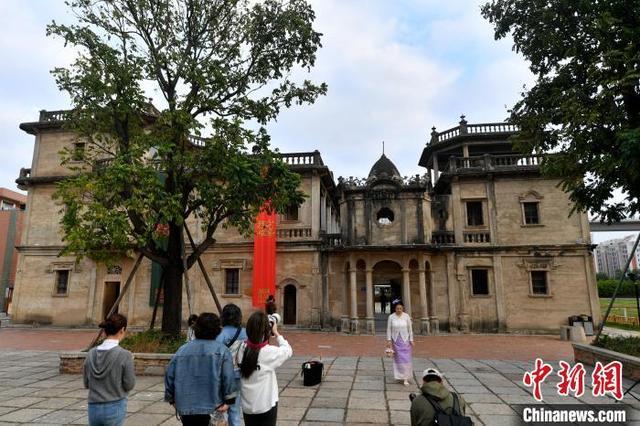 福建晋江：梧林古村落吸引游客