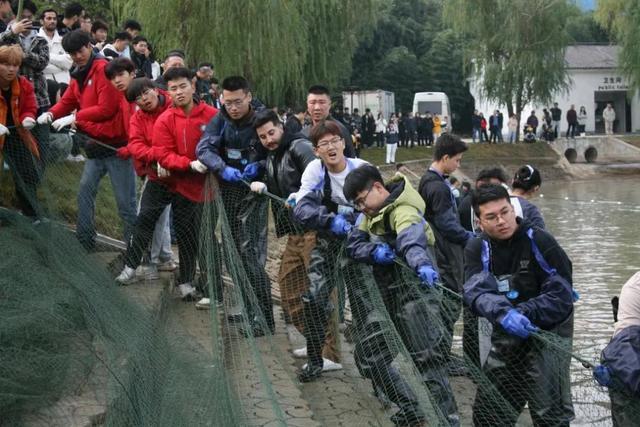 全校师生免费吃鱼！又是别人家的学校