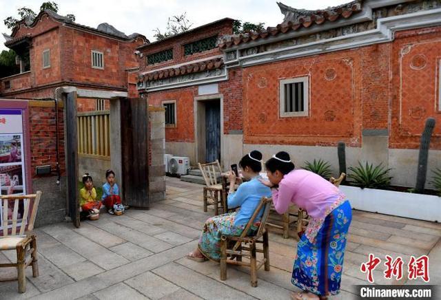 福建晋江：梧林古村落吸引游客