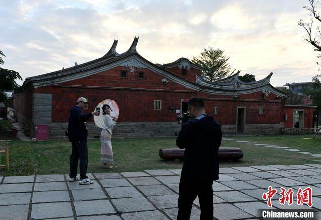 福建晋江：梧林古村落吸引游客