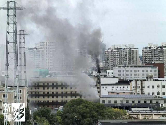 神兵天降!上海一地发生火情,这群人1分钟赶到！