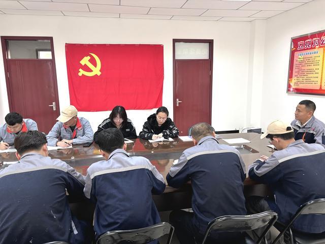 临时党小组开展政治理论学习。冯健朴 摄