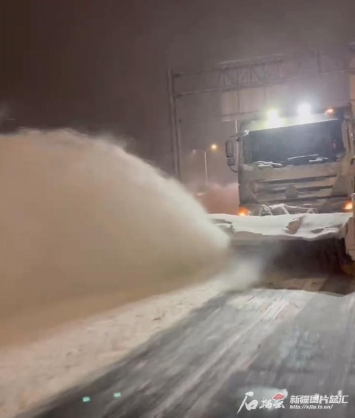 乌鲁木齐两级城管部门全力清雪保畅通