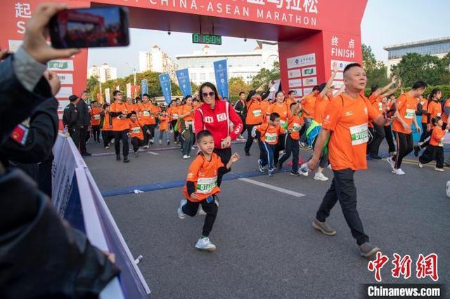 中国—东盟马拉松赛在广西防城港举行