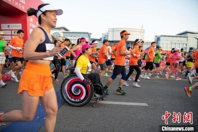 中国—东盟马拉松赛在广西防城港举行