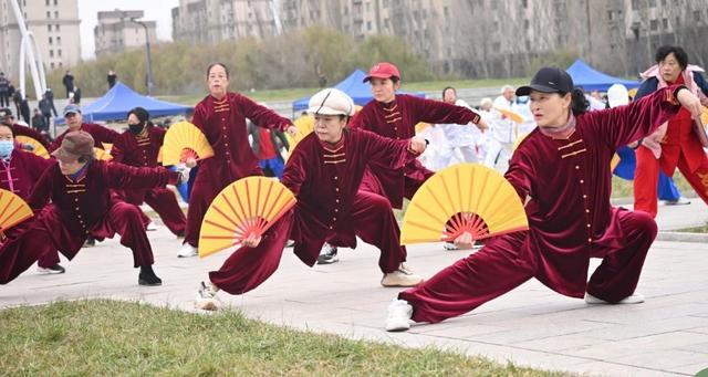 呼和浩特市太极健身气功展示活动亮相万和体育公园