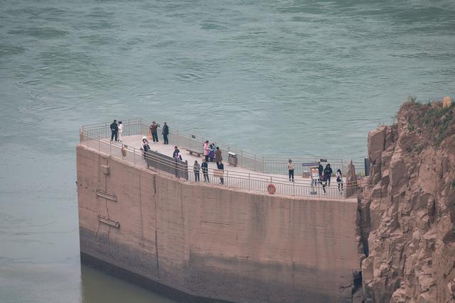 游客游览河南三门峡大坝