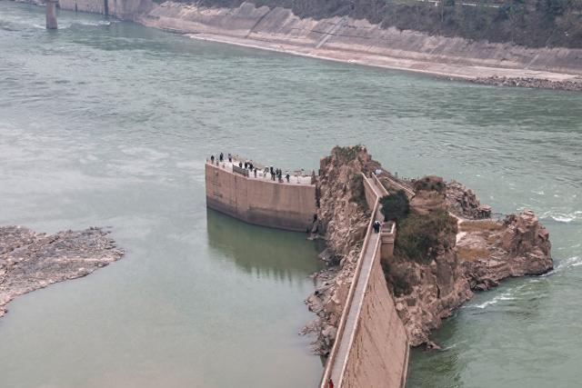 游客游览河南三门峡大坝