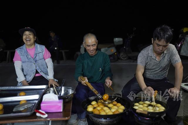 田埂边品美食，星光下唱一曲！柳州成团“田埂夜市”满是人间烟火气