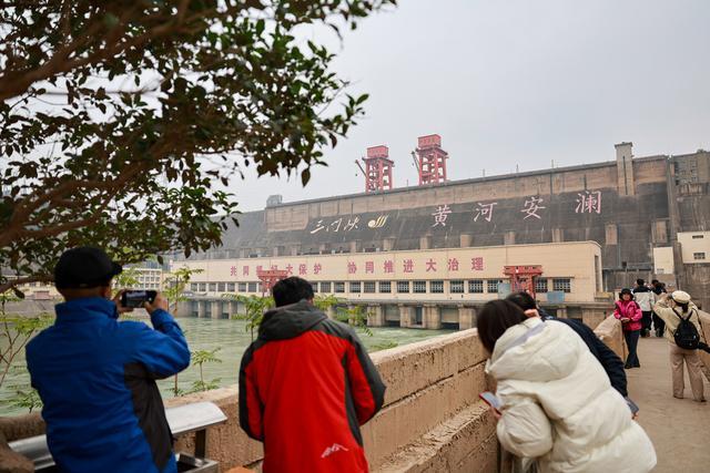 游客游览河南三门峡大坝