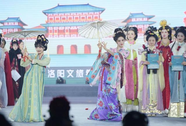 “国风盛典”在古都洛阳举行 展现华夏汉服之美