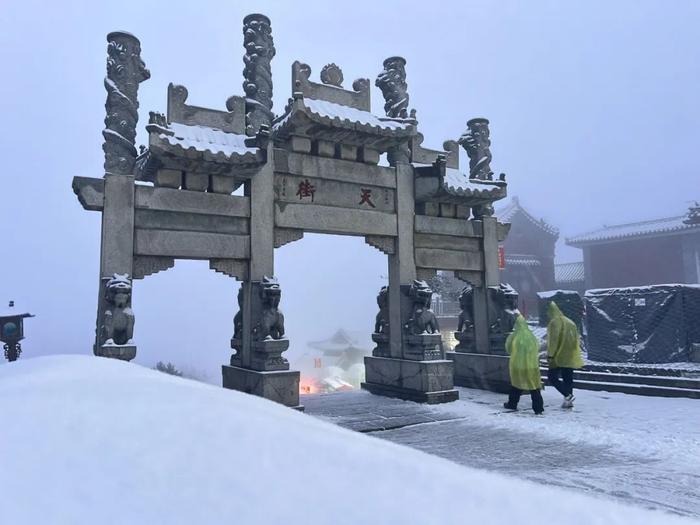 山东寒潮大风双预警持续！这里已经降下初雪，本周最新天气→